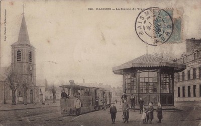 L'église de Raismes et la station de tramway sur une carte postale ancienne